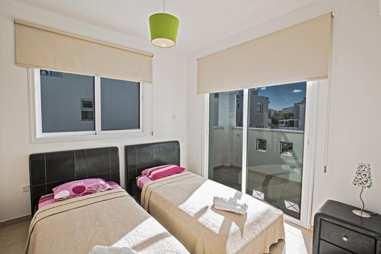 Avra Villas Paralimni Bagian luar foto